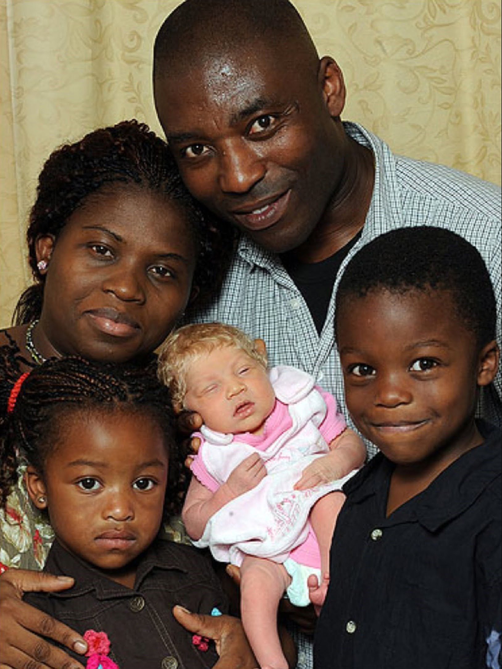 Темнокожий отец. Негритянская семья. Младенец негр. Дети от темнокожих и светлокожих. Новорожденный ребенок негр.
